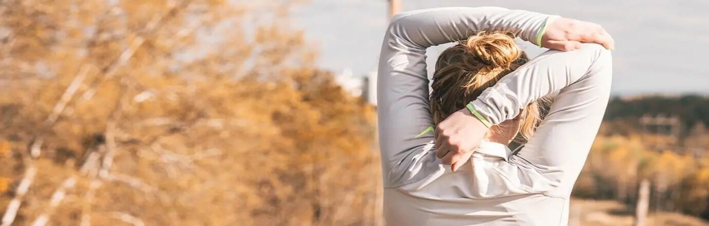 žena protahující si ruce