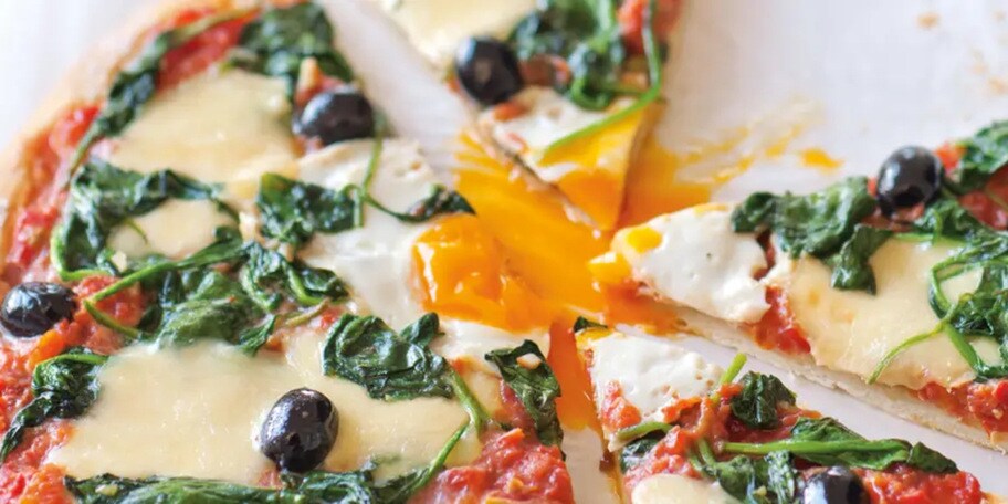 Domácí pizza se špenátem a olivami