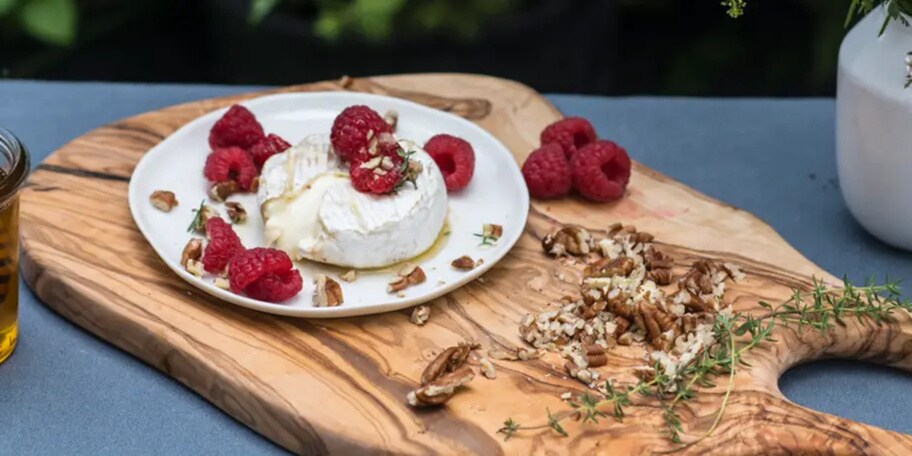 Grilovaný hermelín s ořechy, medem a malinami