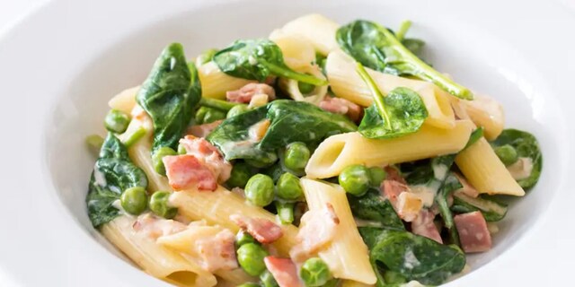 Těstoviny se slaninou, špenátem a nivou