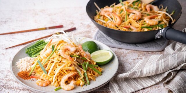 Thajské nudle s krevetami a sójovými klíčky