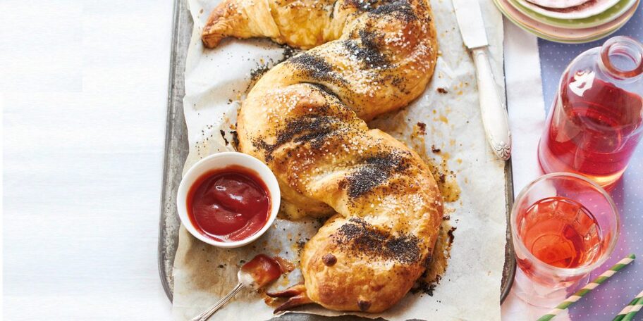 Plněný slaný štrůdl z listového těsta ve tvaru hada