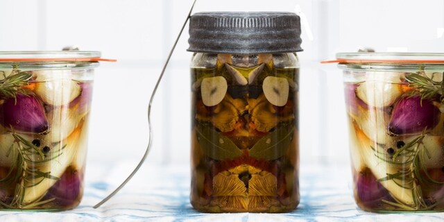 Nakládané lesní houby s česnekem