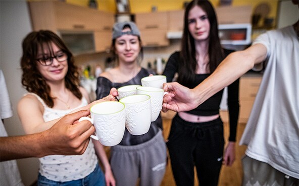 Albert daroval sady hrnků do startovacích bytů dětem ze sociálně ohroženého prostředí