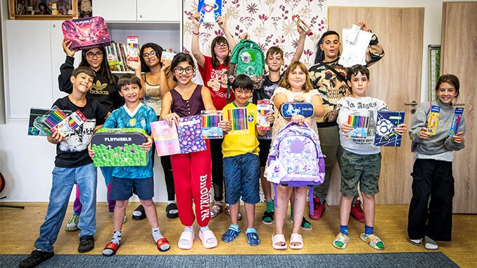 Zákazníci Albertu pomohli naplnit aktovky dětí z dětských domovů