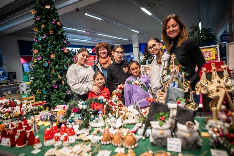 Malí obchodníci z dětských domovů otvírají stánky se svými výrobky