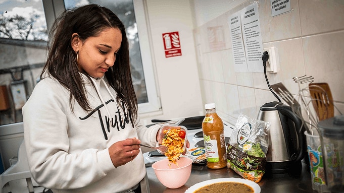 Dívka připravuje jídlo