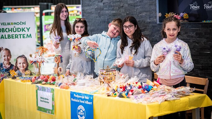 Děti z dětských domovů ukazující své výrobky